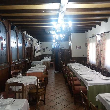 Hostal Los Galgos Yepes Exteriör bild