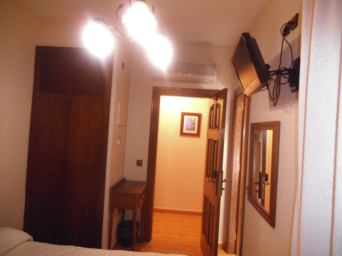 Hostal Los Galgos Yepes Exteriör bild