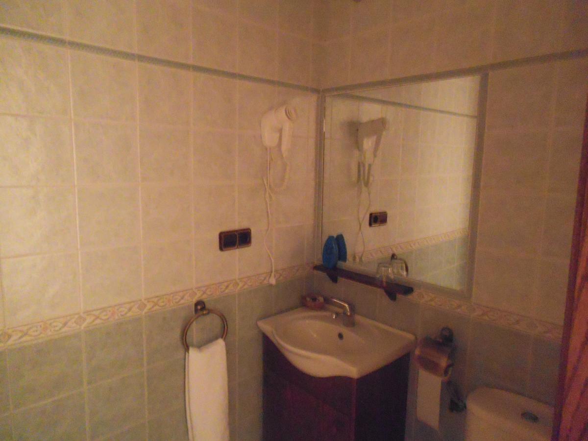 Hostal Los Galgos Yepes Exteriör bild